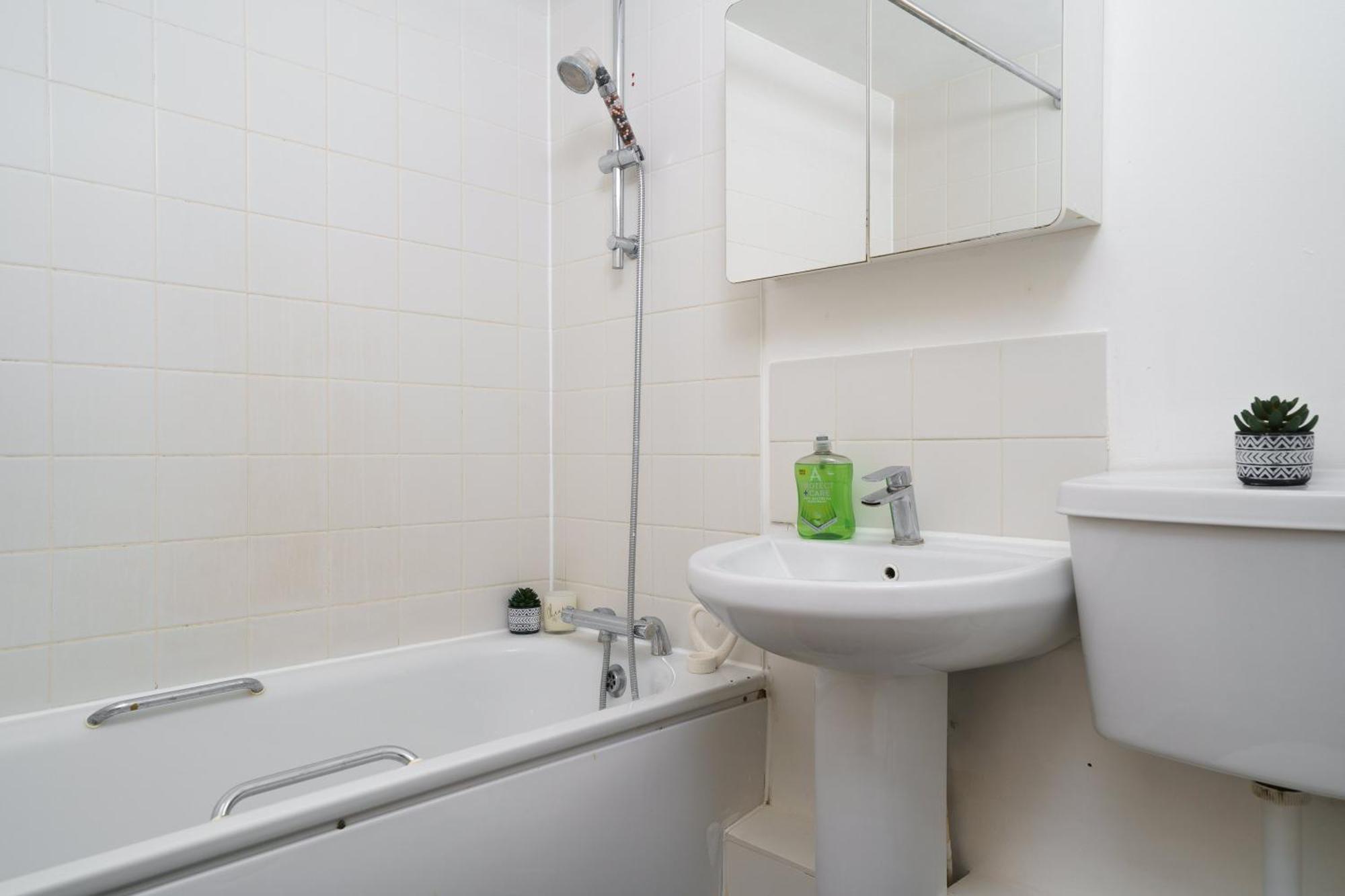 Beautiful 1 Bed With Living *